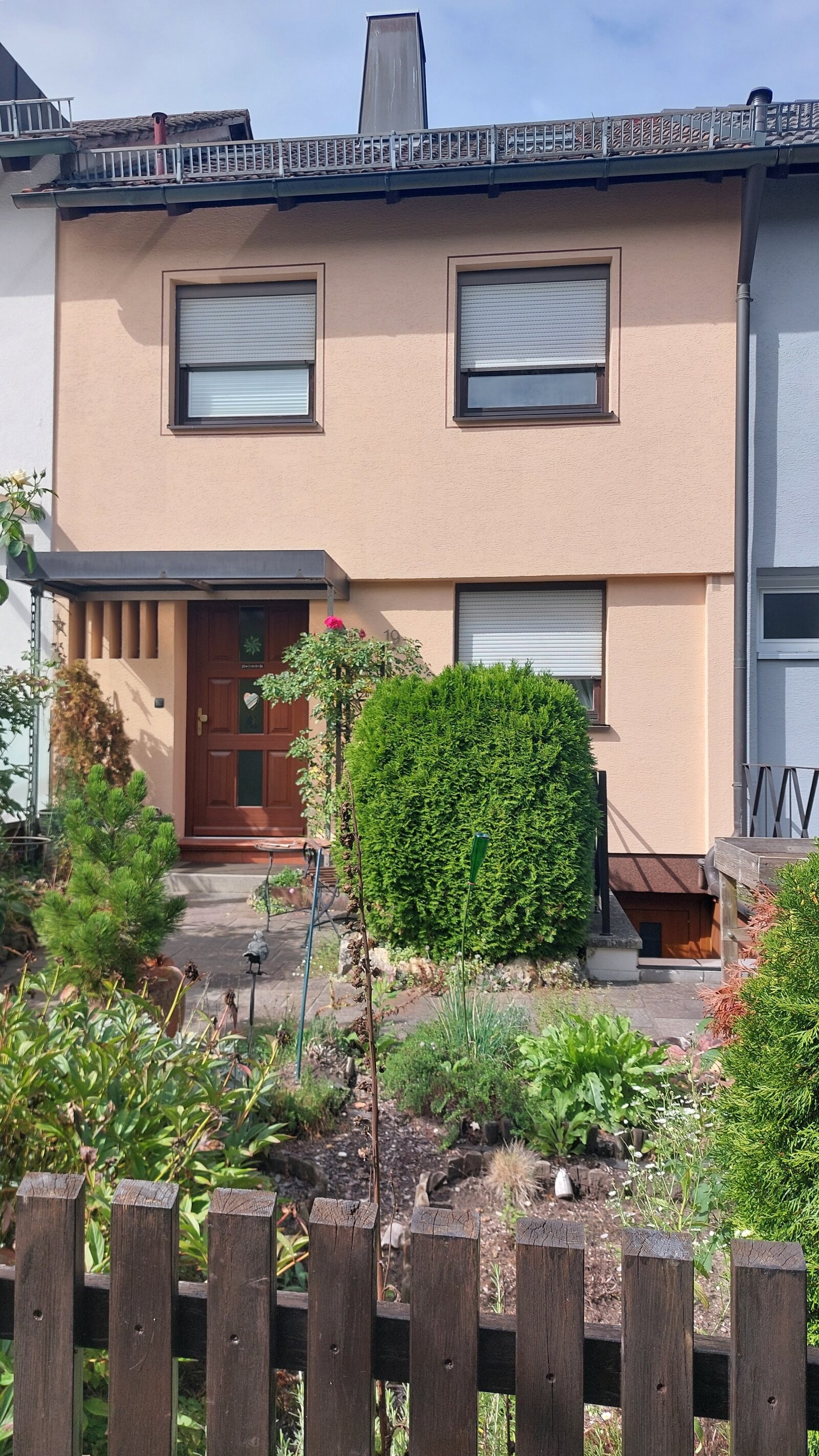 Modernes Reihenmittelhaus in Nürnberg – Gepflegtes Wohnen mit Garage und Tageslichtbad Modernes Reihenmittelhaus in Nürnberg – Gepflegtes Wohnen mit Garage und Tageslichtbad